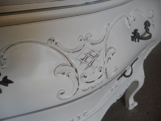 patine blanc vieilli sur commode galbée lambesc 13